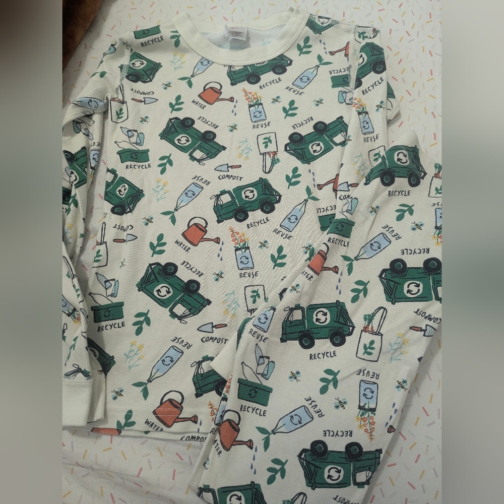 Hanna Andersson Green and White Recycle Print Pajama Set